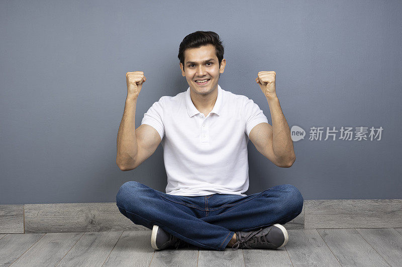 男人盘腿坐在地板上的stock photo